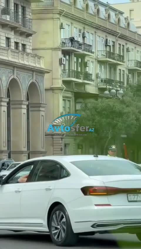 Yaşlı piyada qayda pozdu; yol polisi cərimə yox, kömək etdi