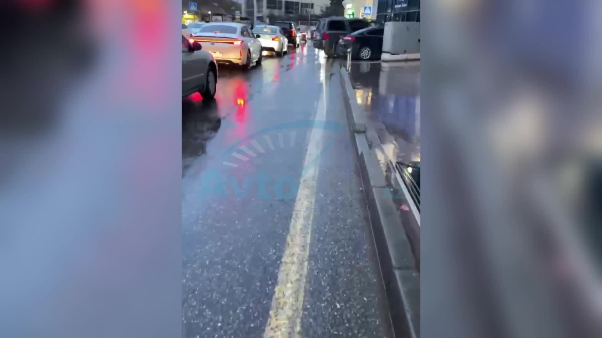 Qayda tanımayan sürücülər piyadaları yola çıxmağa məcbur etdi