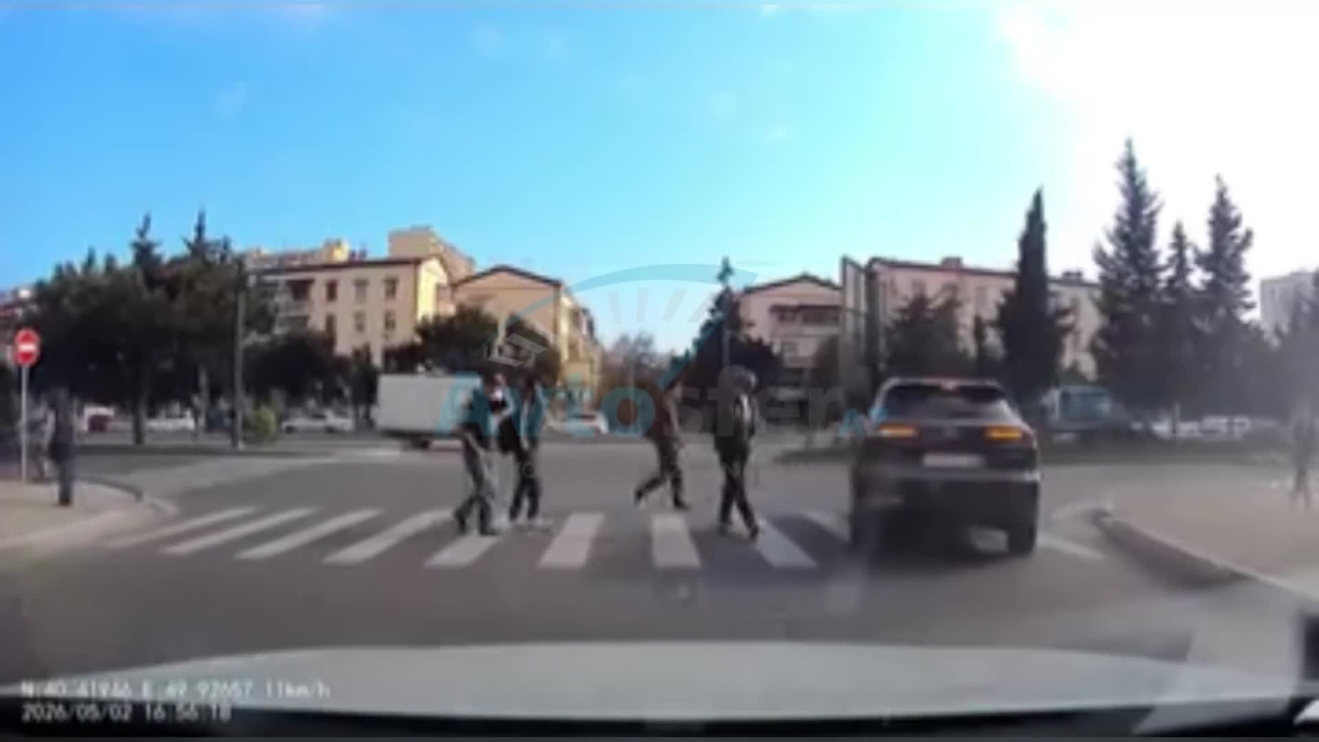 Sürücü keçidin üstündə dayanıb piyadalara “yol verdi” 