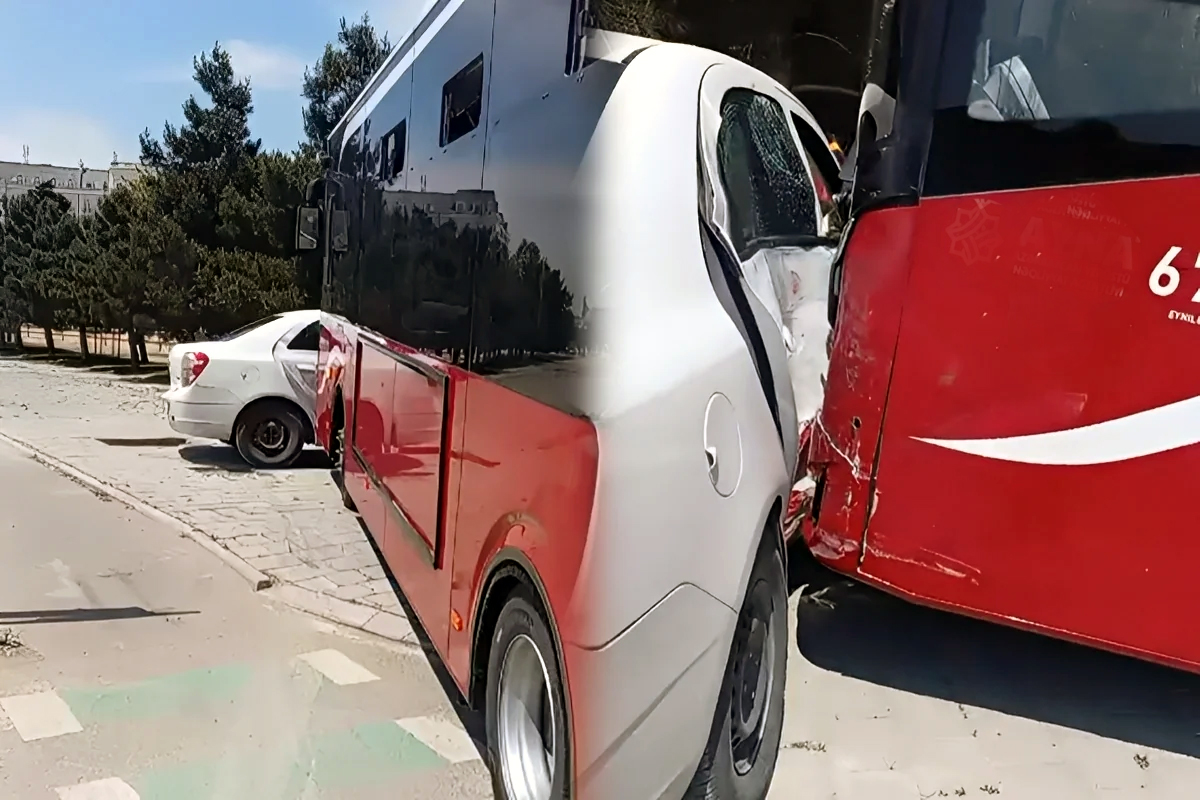 Paytaxtda marşrut avtobusu ilə minik avtomobili toqquşdu