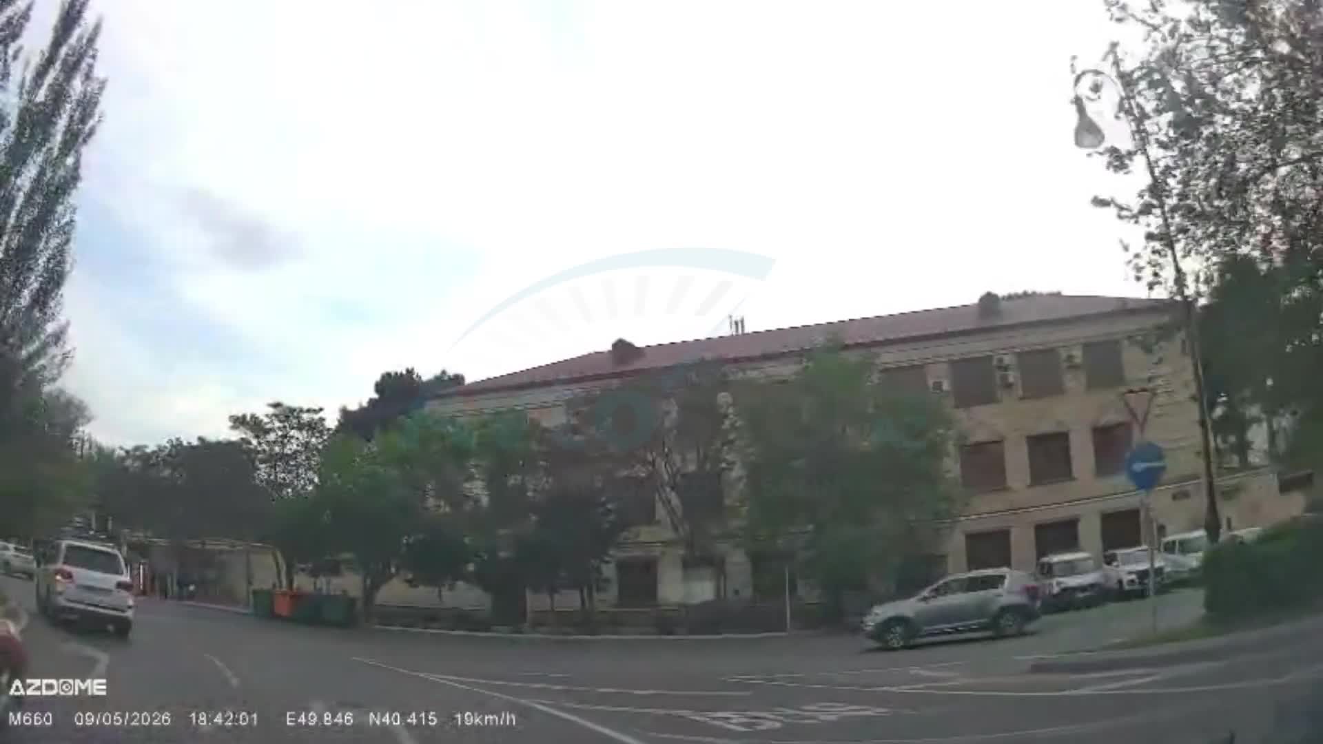Bakıda təhlükə saçan piyadaya sürücü sərt reaksiya verdi