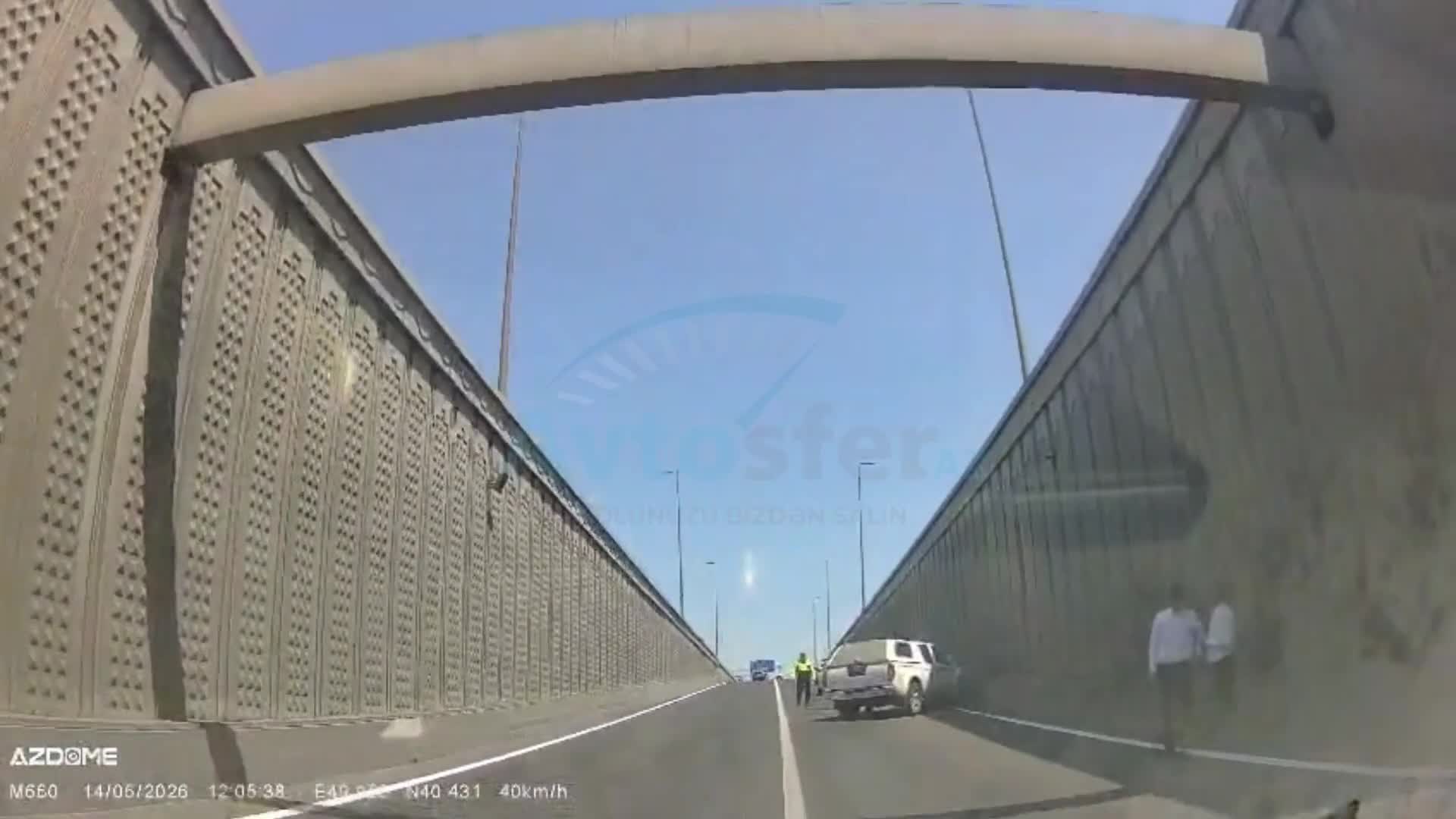 Sabunçuda “Nissan” tunelin divarına çırpıldı