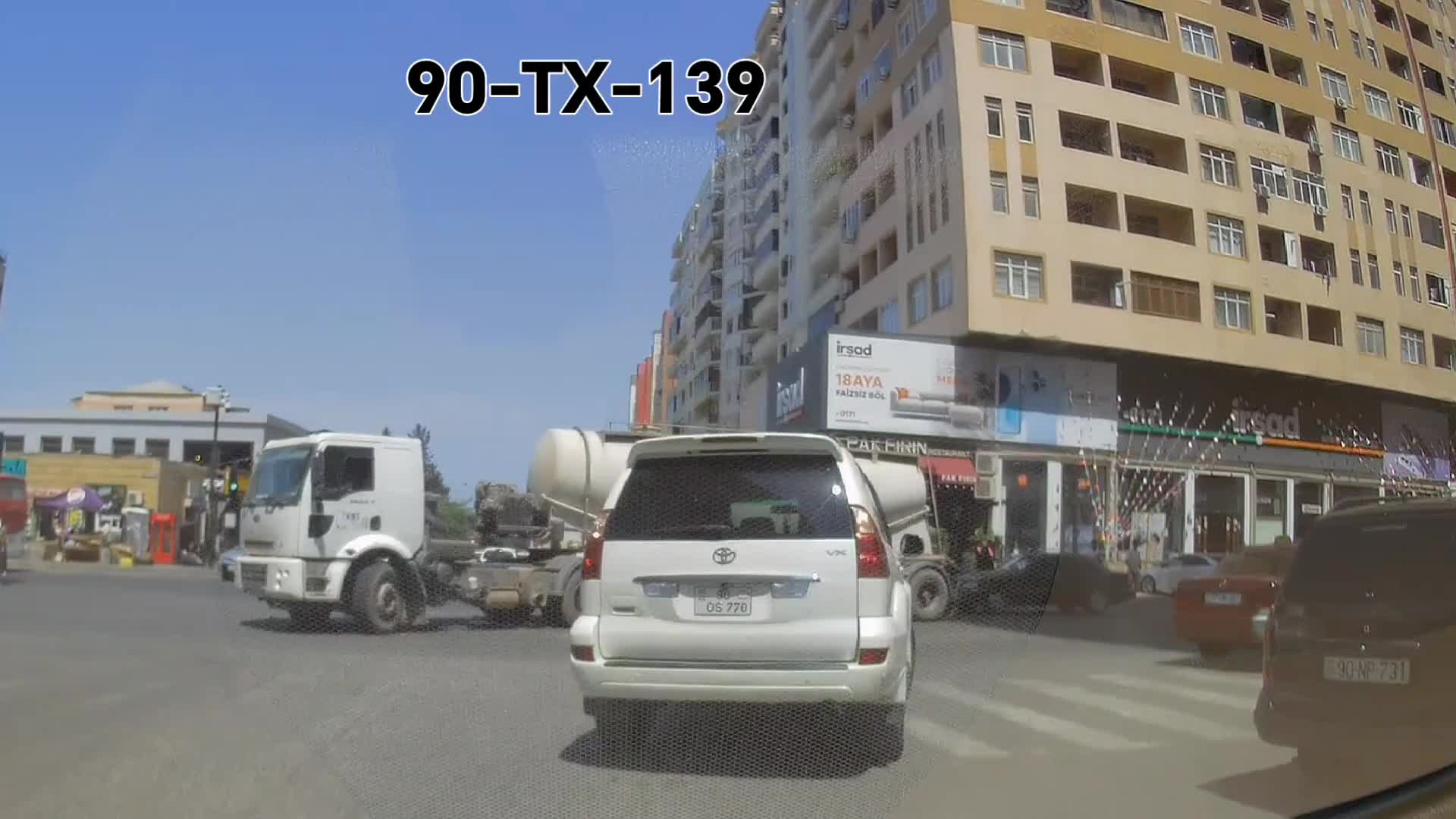Svetofora baxmayan sürücü qırmızıda keçdi