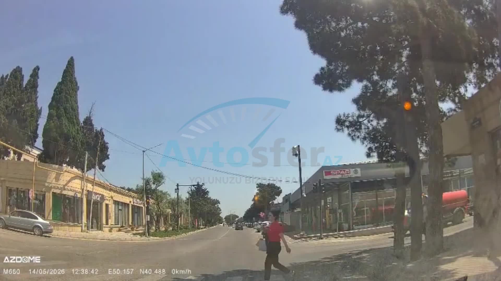İşıqforun son saniyələrində yolu keçən piyadalar təhlükə yaratdı 