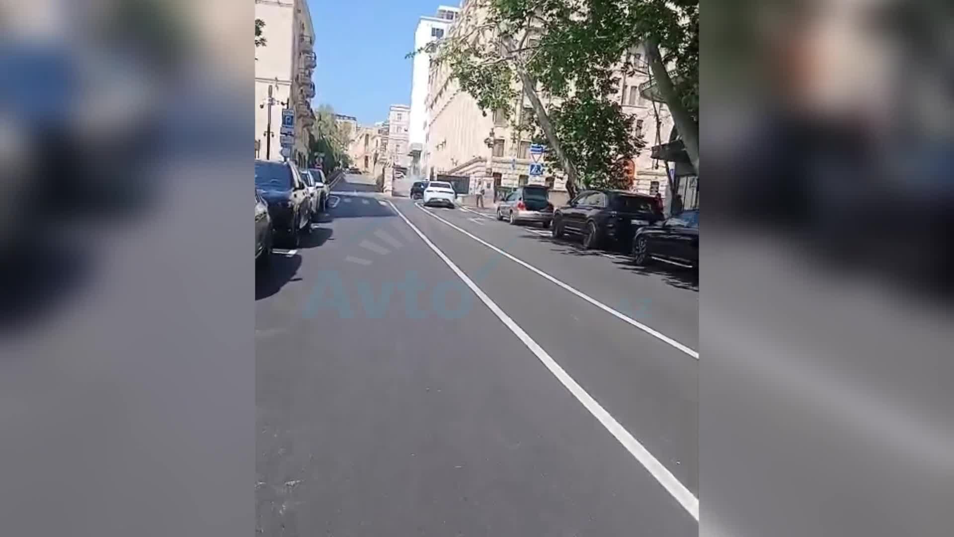 Şəhərin mərkəzində çəkilən qeyri-adi qoşa xətt narazılıq doğurur