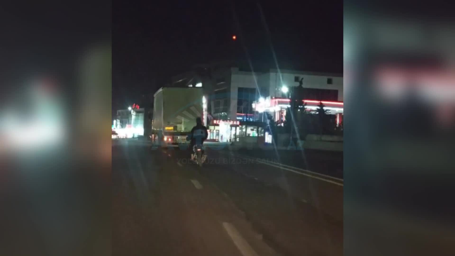 Moped sürən gənc yolun ortasında rəqs edib “şou” göstərdi