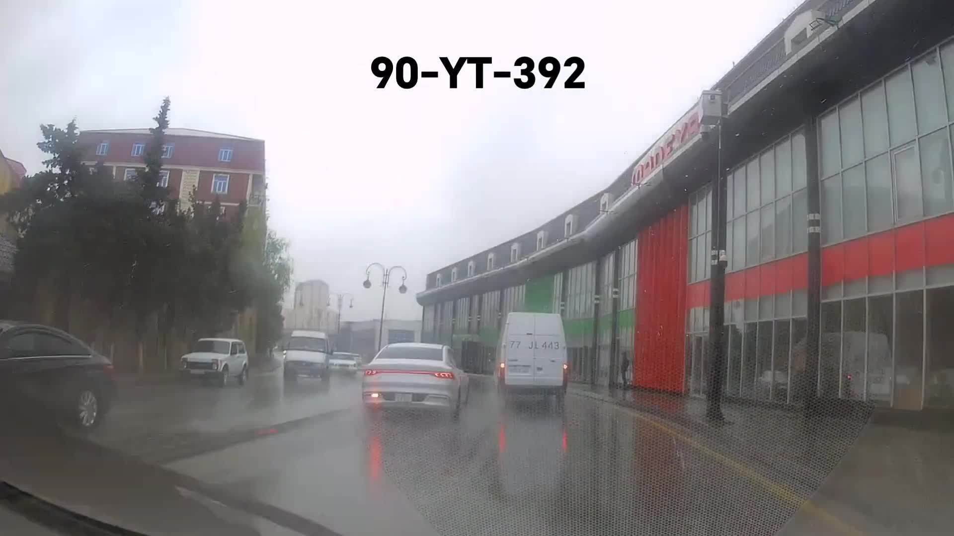 Sürücü gölməçəyə girib qəsdən su sıçratdı