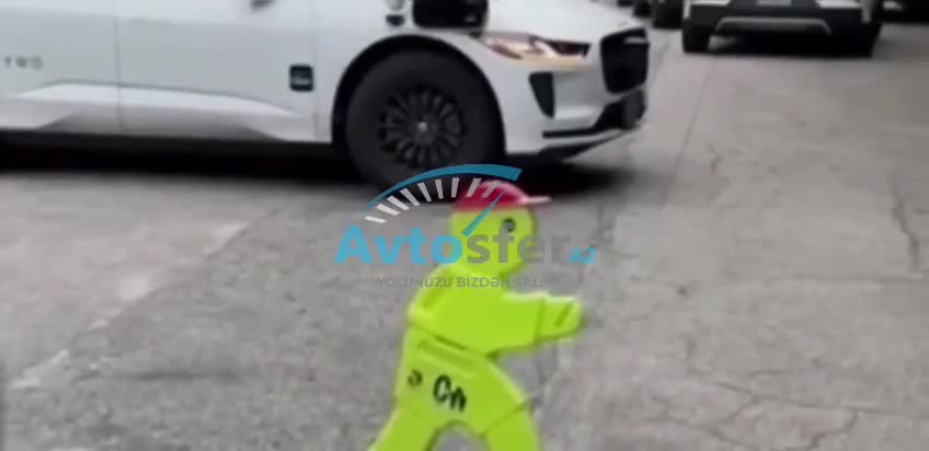 Sürücüsüz avtomobillər eyni məhəllədə saatlarla dövrə vurdu