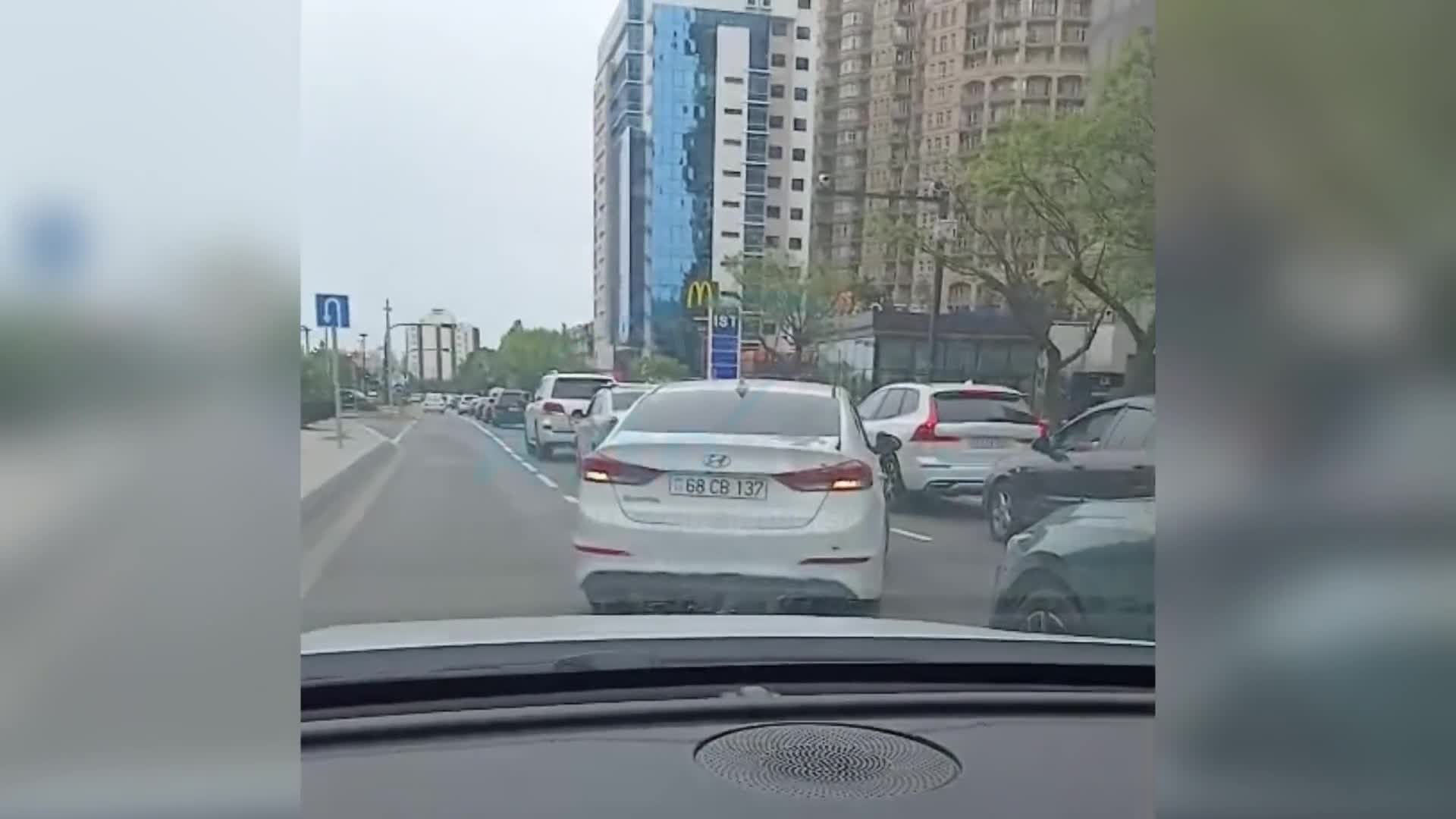 Zolaqları kəsə-kəsə hərəkət edən sürücü axına mane oldu