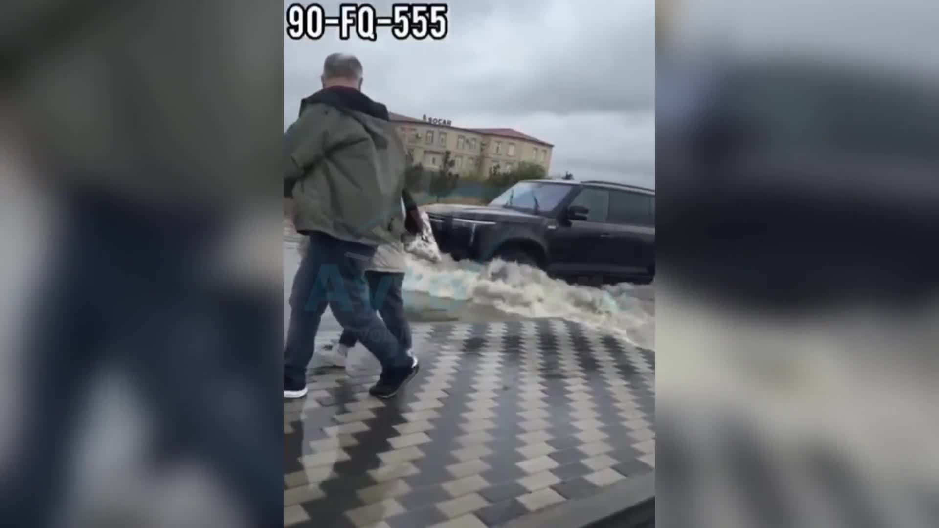 Bakıda sürücü qəsdən piyada və azyaşlını islatdı