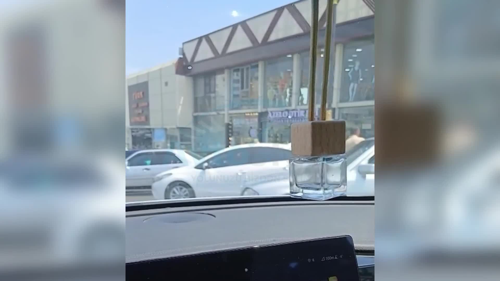 Bu ərazidə avtobus zolağı taksilərin dayanacağına çevrilib