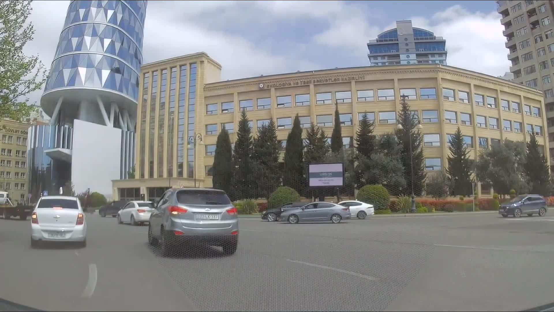 İstədiyi kimi manevr edən sürücü qaydaları pozub təhlükə yaratdı
