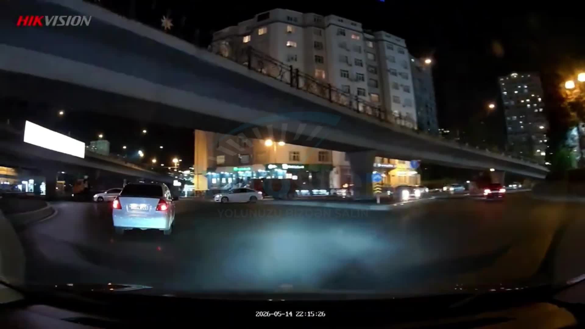 Bakıda “KamAZ”la toqquşan avtomobil aşdı 