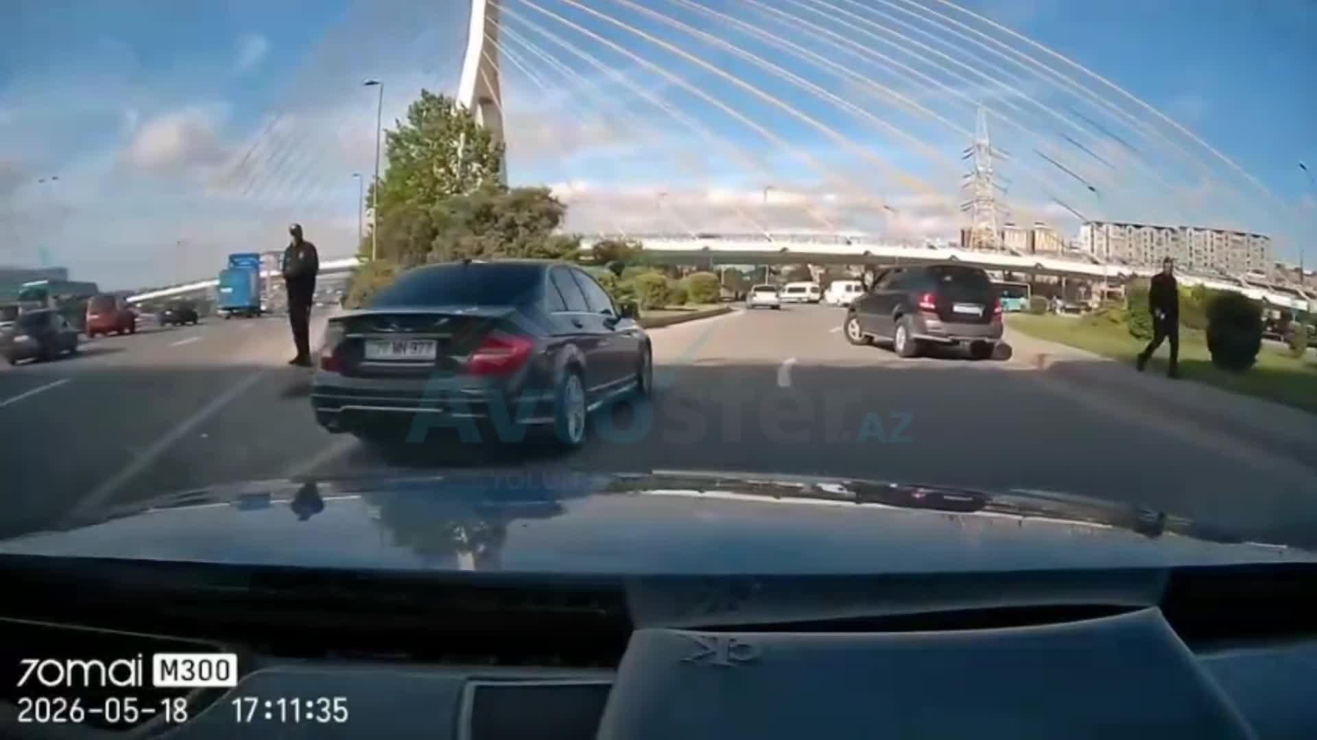 Son anda zolaq dəyişən sürücü qəza şəraiti yaratdı 