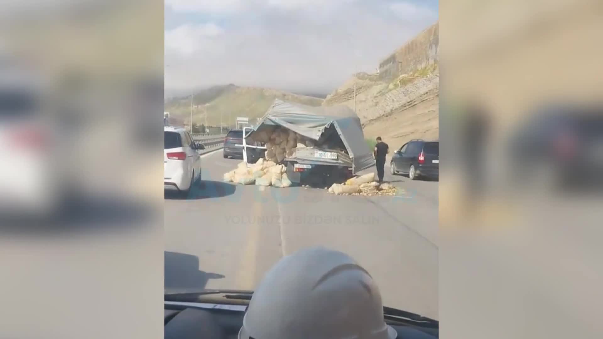  “QAZel”in yük yeri dağıldı, kartoflar yola səpələndi