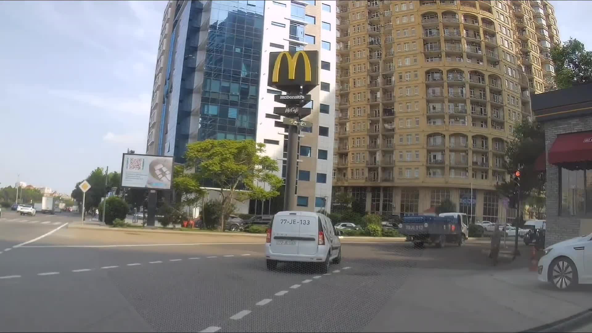 Bu yolda svetoforun qırmızı işığında dayanmayın