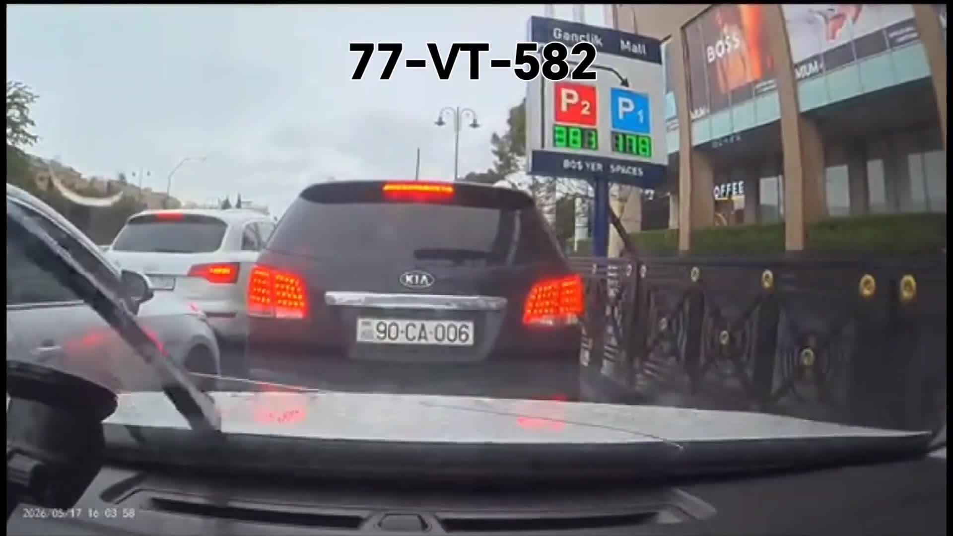 Avtomobili dəmirlərə sıxışdırıb özünə yol açdı