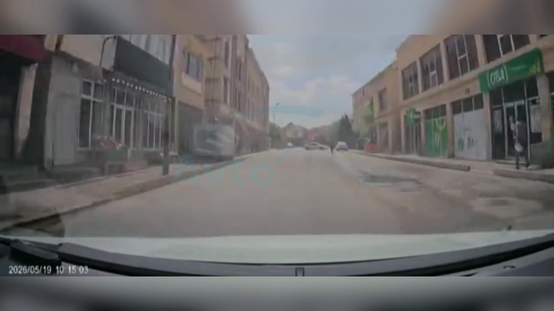 Xırdalanda yeniyetmə maşının altında qalmaqdan son anda qurtuldu