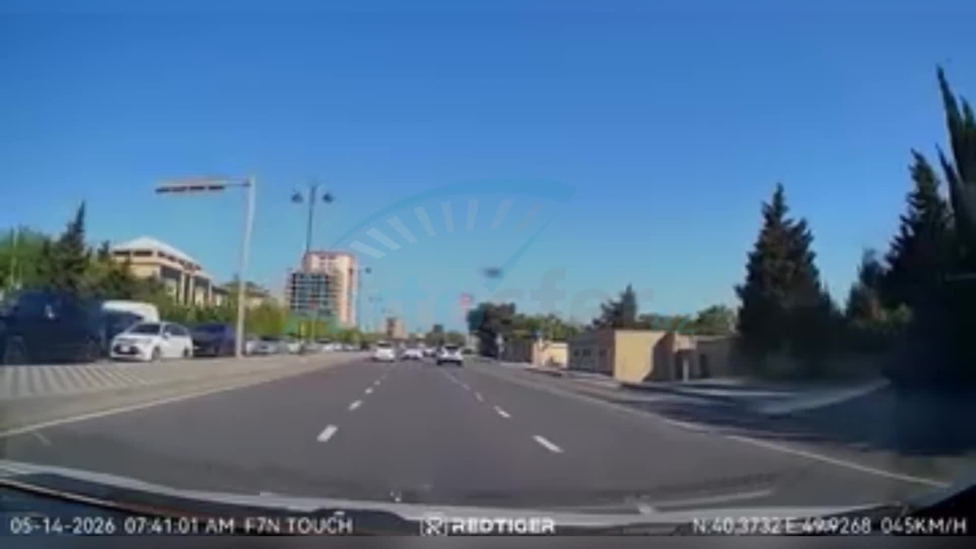 Səhv zolaqda hərəkət edən sürücü az qala qəza törədəcəkdi