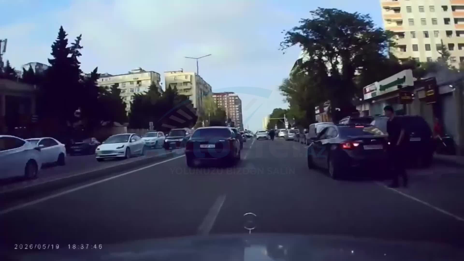 Bakıda ara məsafəsini gözləməyən sürücü qəza törətdi