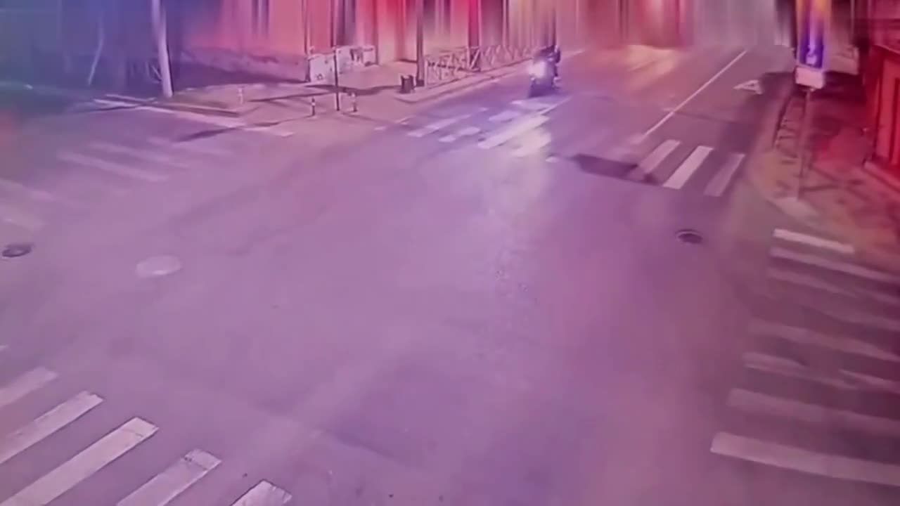 Qırmızıdan keçən 15 yaşlı sürücü ağır qəza törətdi