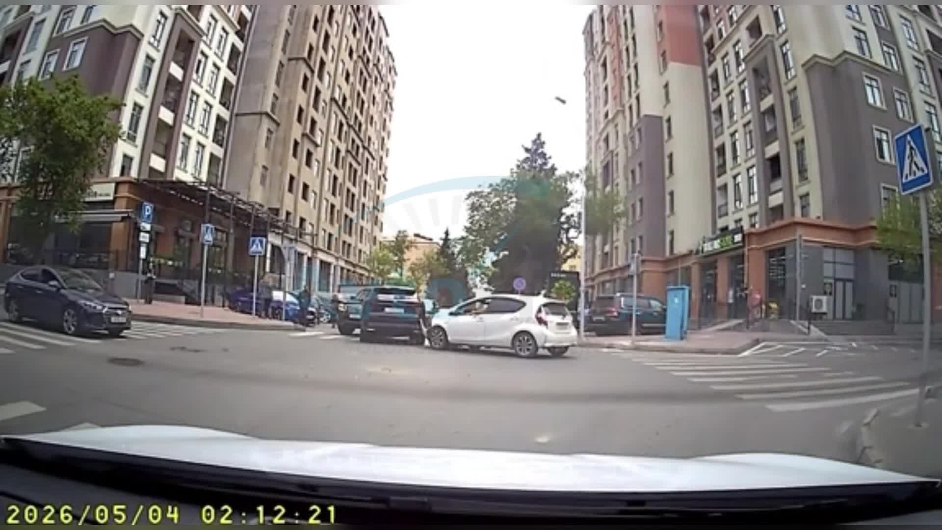 Nişanı gözardı edən sürücü 3 maşına ziyan vurdu