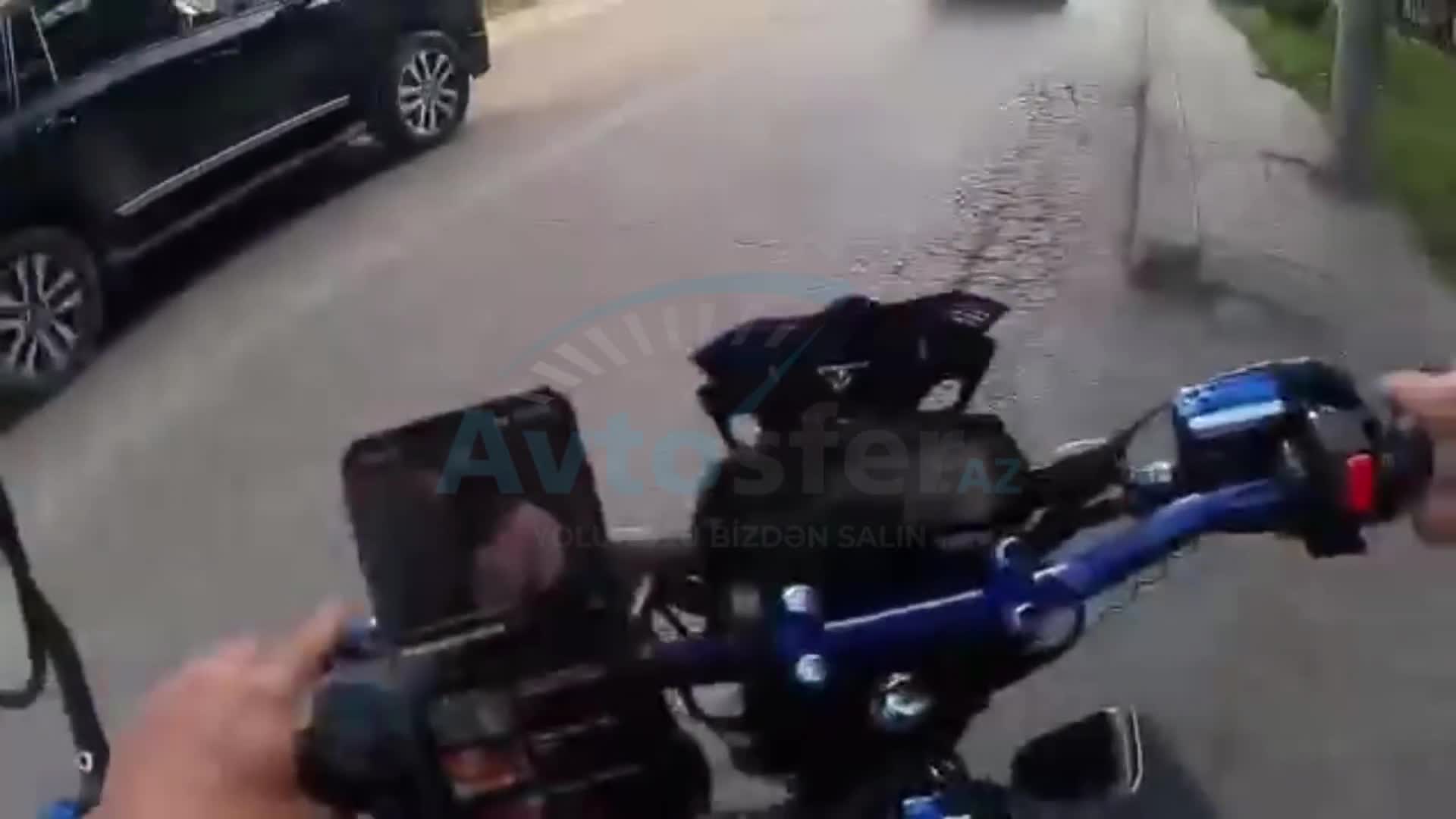 Motosikletçini təhlükəyə atan sürücü 
