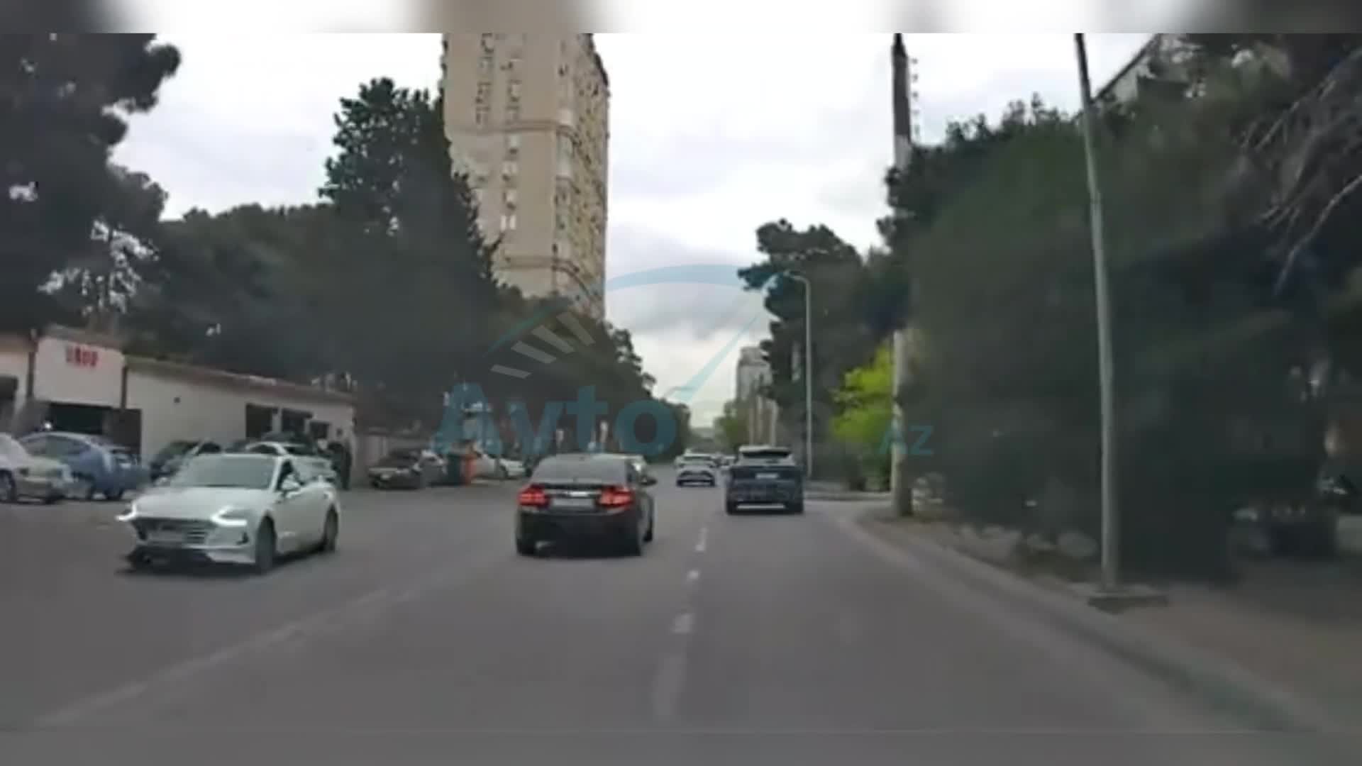 Yolun ortasında təhlükə yaradan piyada hələ əli ilə…