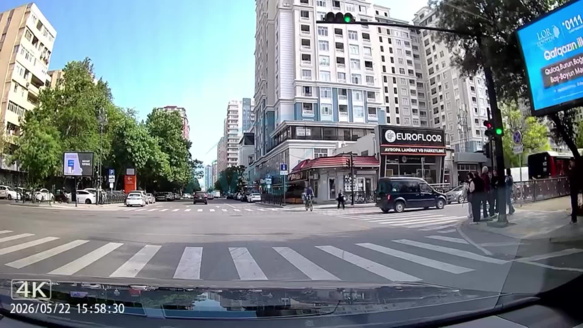 Prospektdə yeniyetmə skuterlə axına qarşı hərəkət etdi