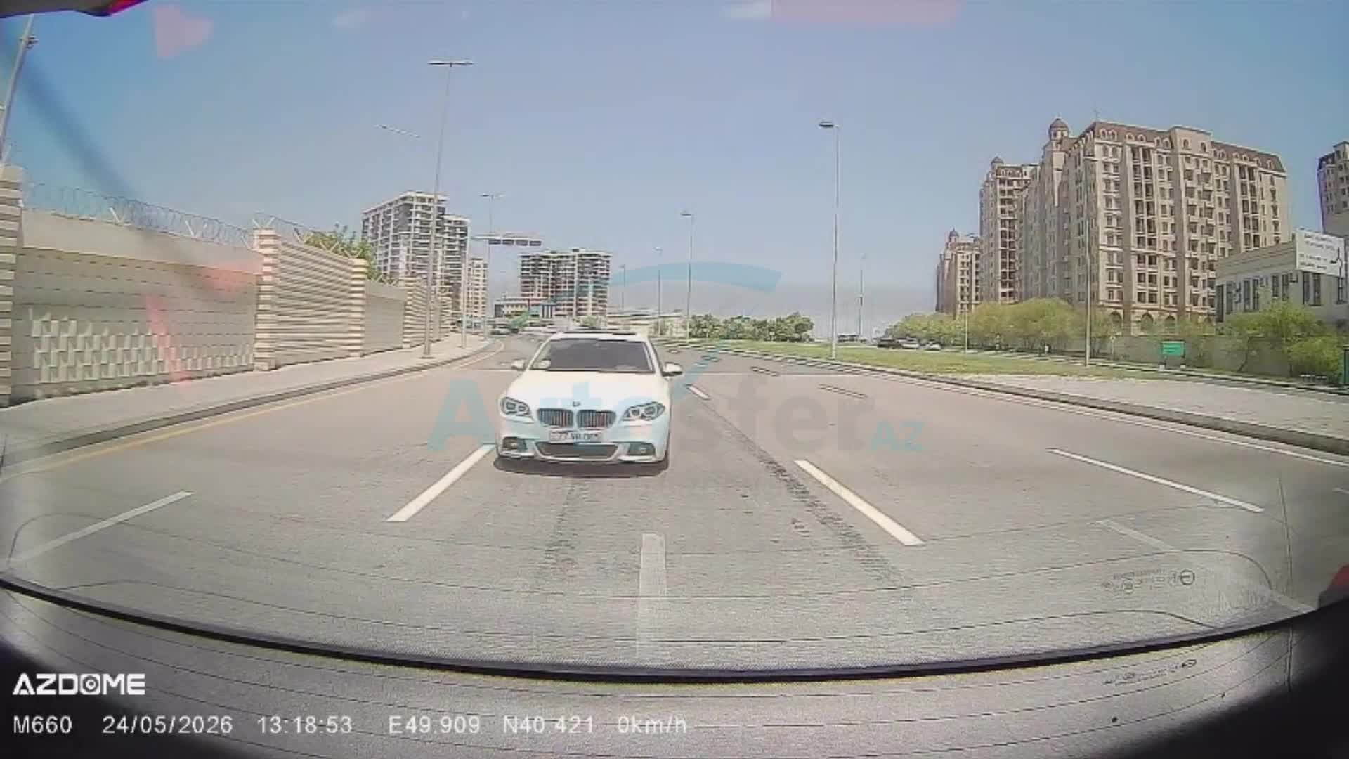Maşınları heçə sayıb iki zolağın ortasıyla sürdü 