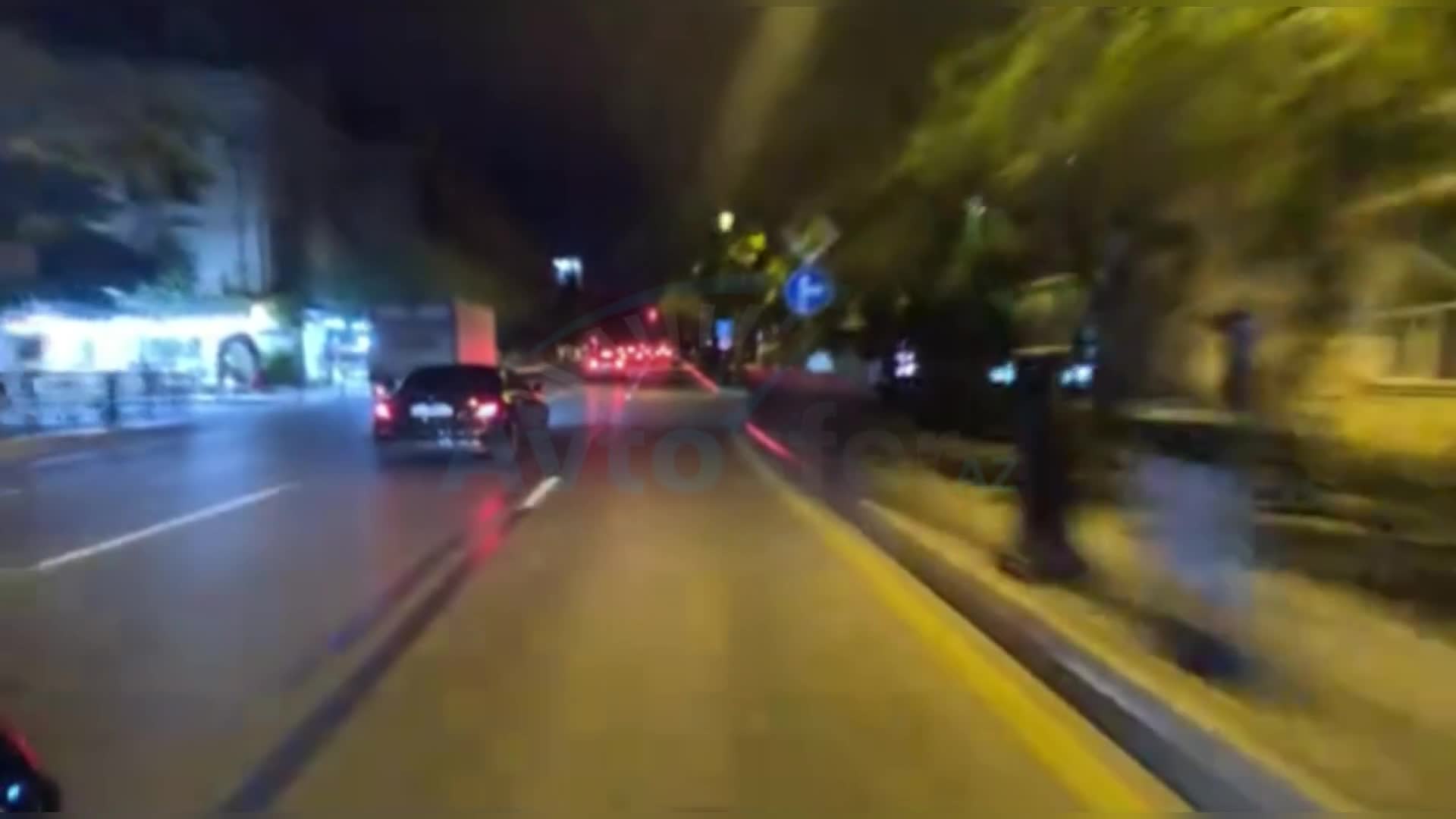 Qaydalardan bixəbər sürücü motosikletçini təhlükəyə atdı 