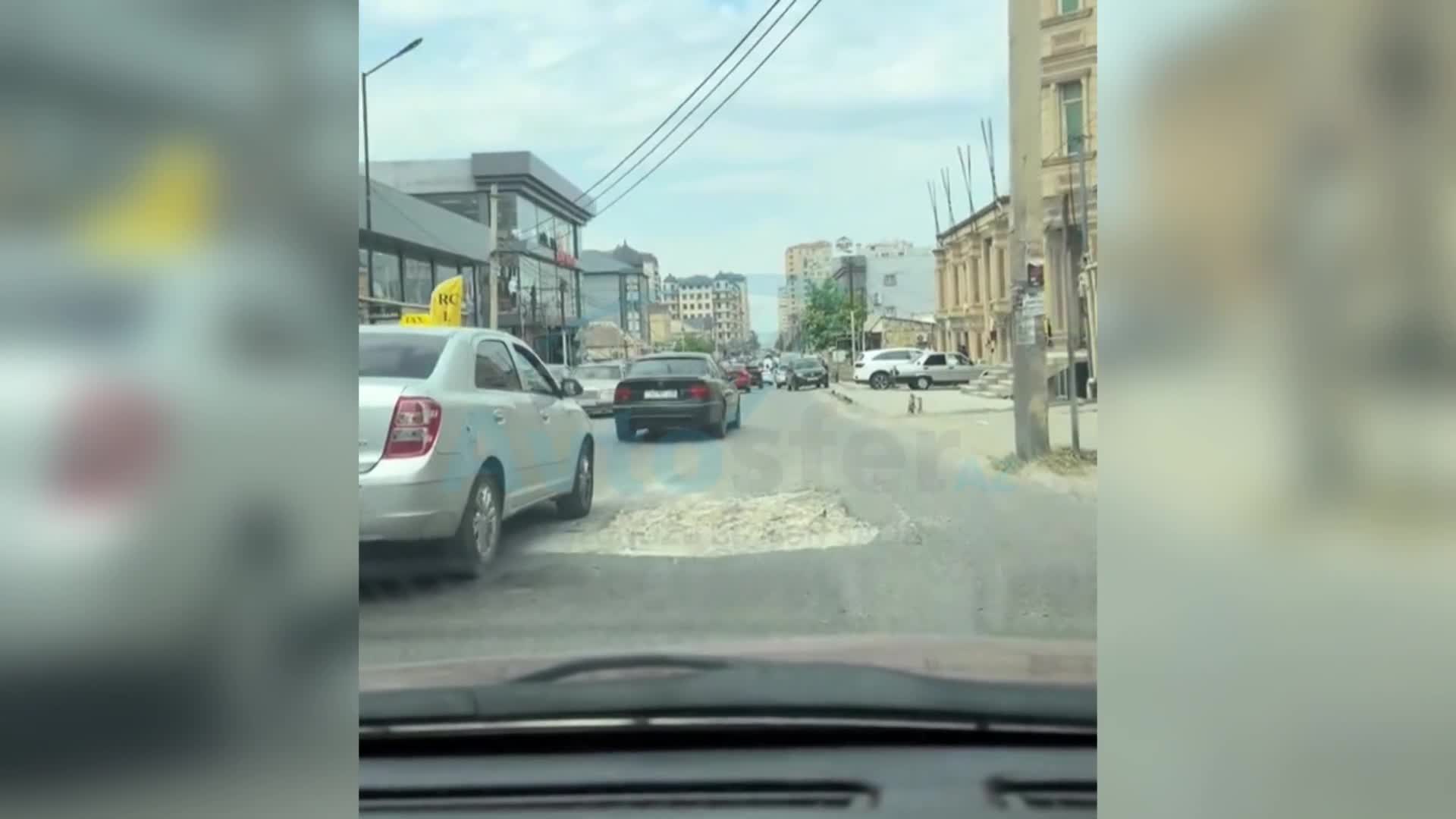 Xırdalandakı nəhəng çuxur sürücülər üçün təhlükə olaraq qalır