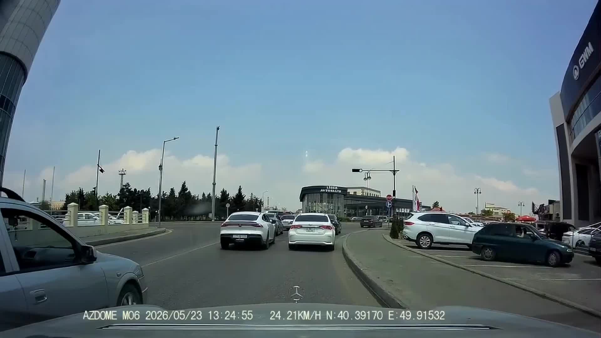 Sağa manevr edib hərəkətə mane oldu, üstəlik narazılıq etdi