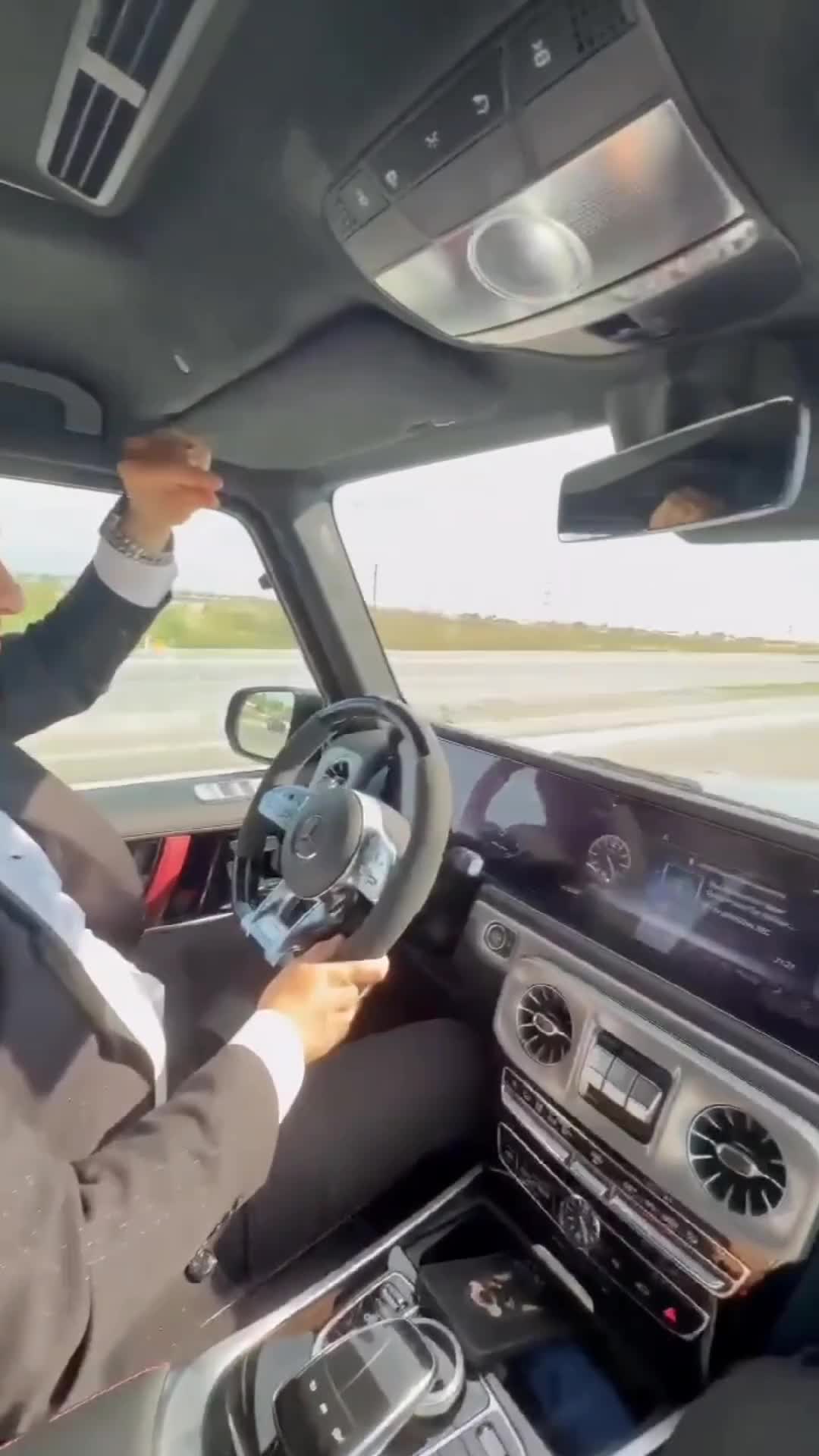Müğənni Tacirin oğlu bu dəfə öz toyunda qayda pozdu