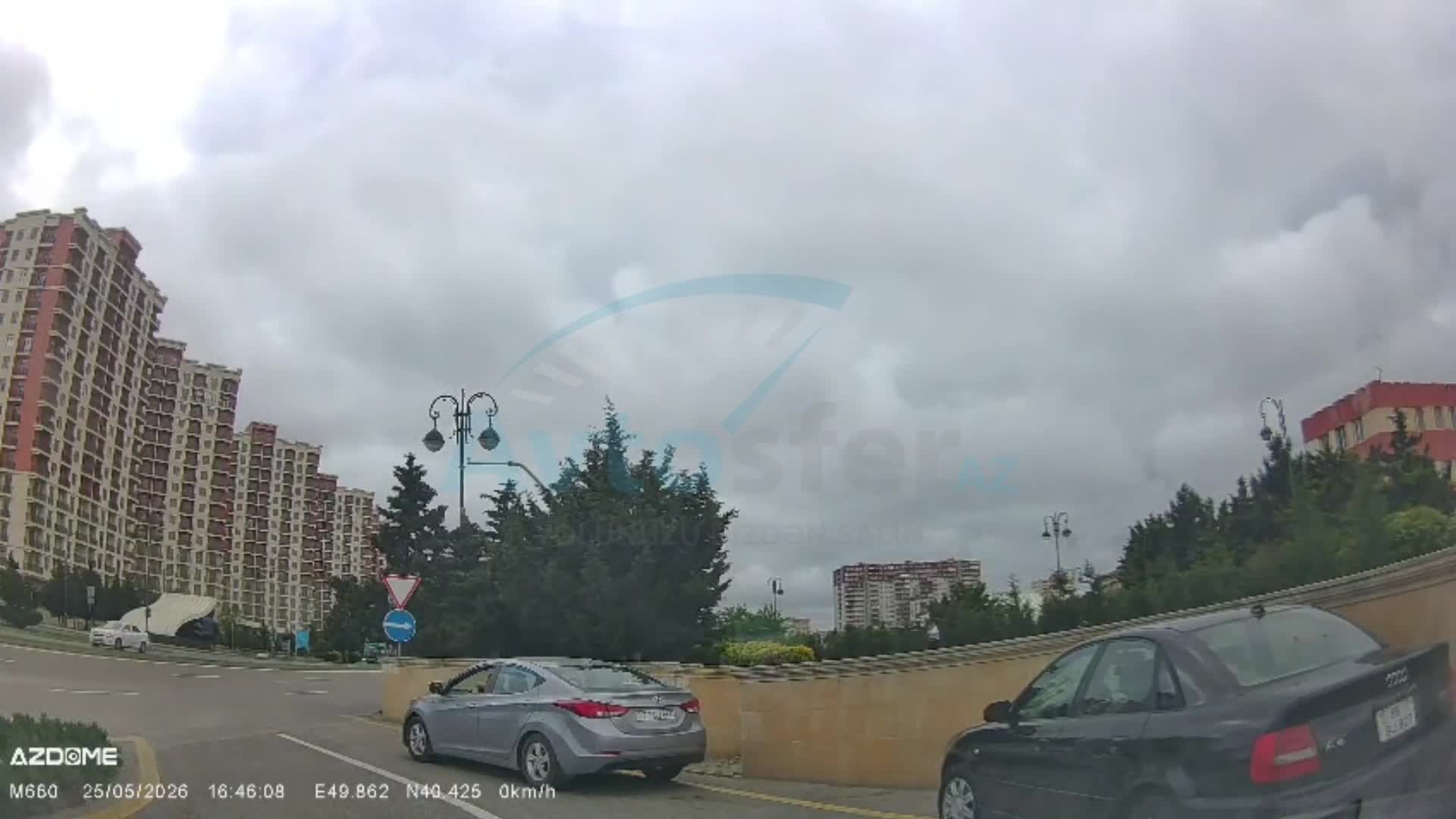 Sükan arxasında siqaret çəkən sürücü kötüyünü yola atdı 