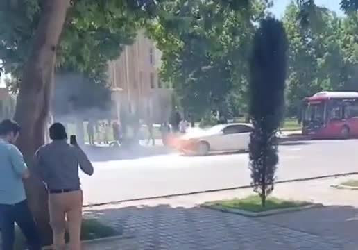 Gəncədə aşığın avtomobili yanıb kül oldu