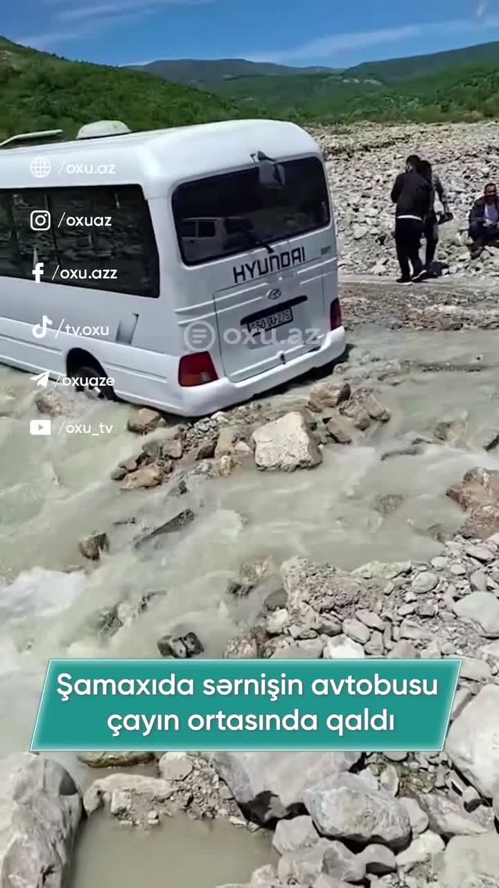 Şamaxıda sərnişin avtobusu çayda ortasında qaldı