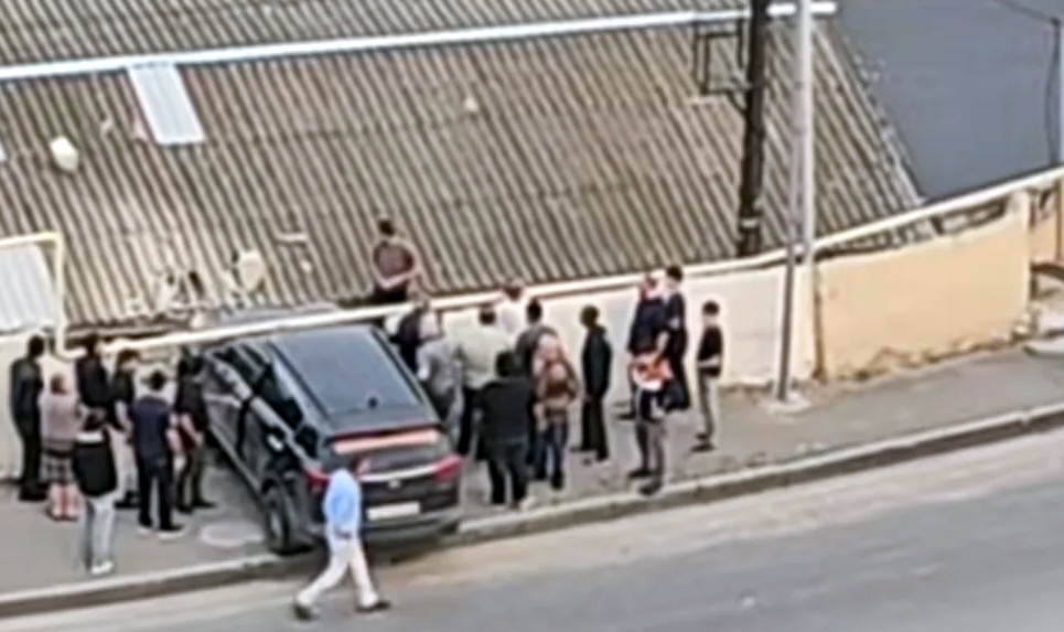 ДТП в Баку: автомобиль на скорости пробил стену