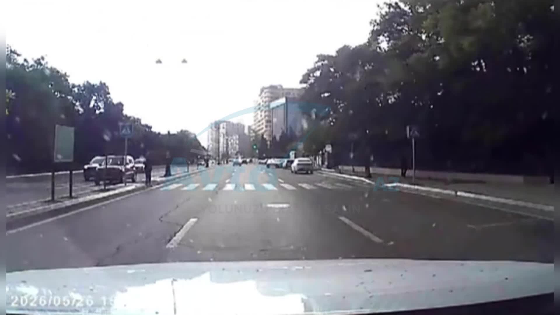 Keçiddə dayanıb taksi gözləyən yaşlı kişi sürücünü çaşdırdı
