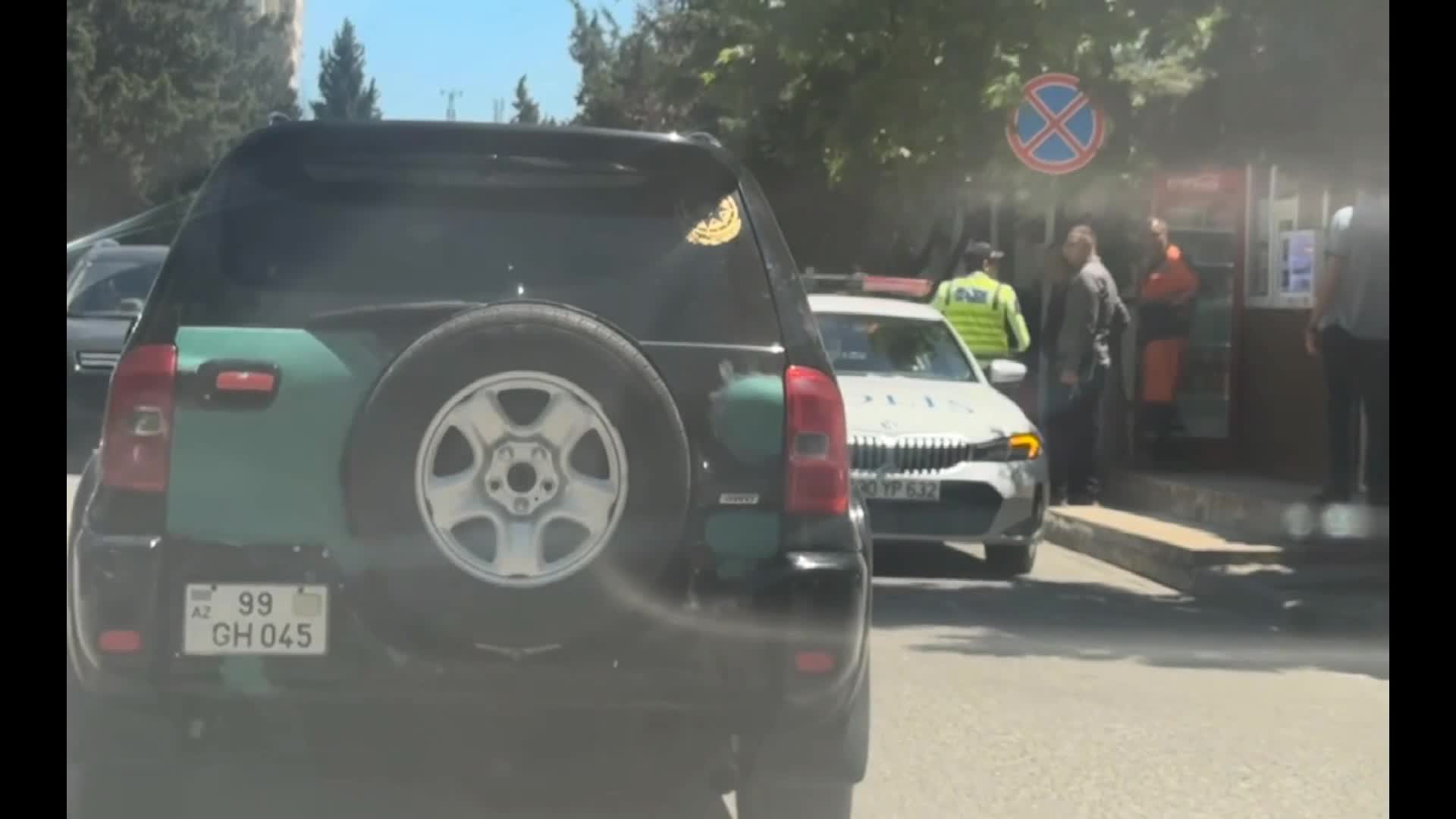 Bu küçənin hər iki tərəfində dayanma qadağan edildi