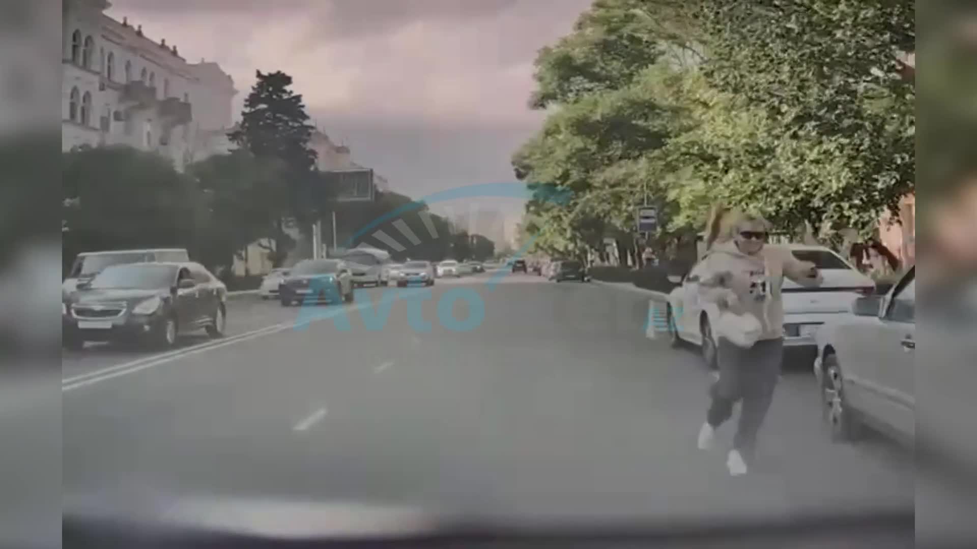 Avtomobillərin arasından yola qaçan qadın riskli vəziyyət yaratdı