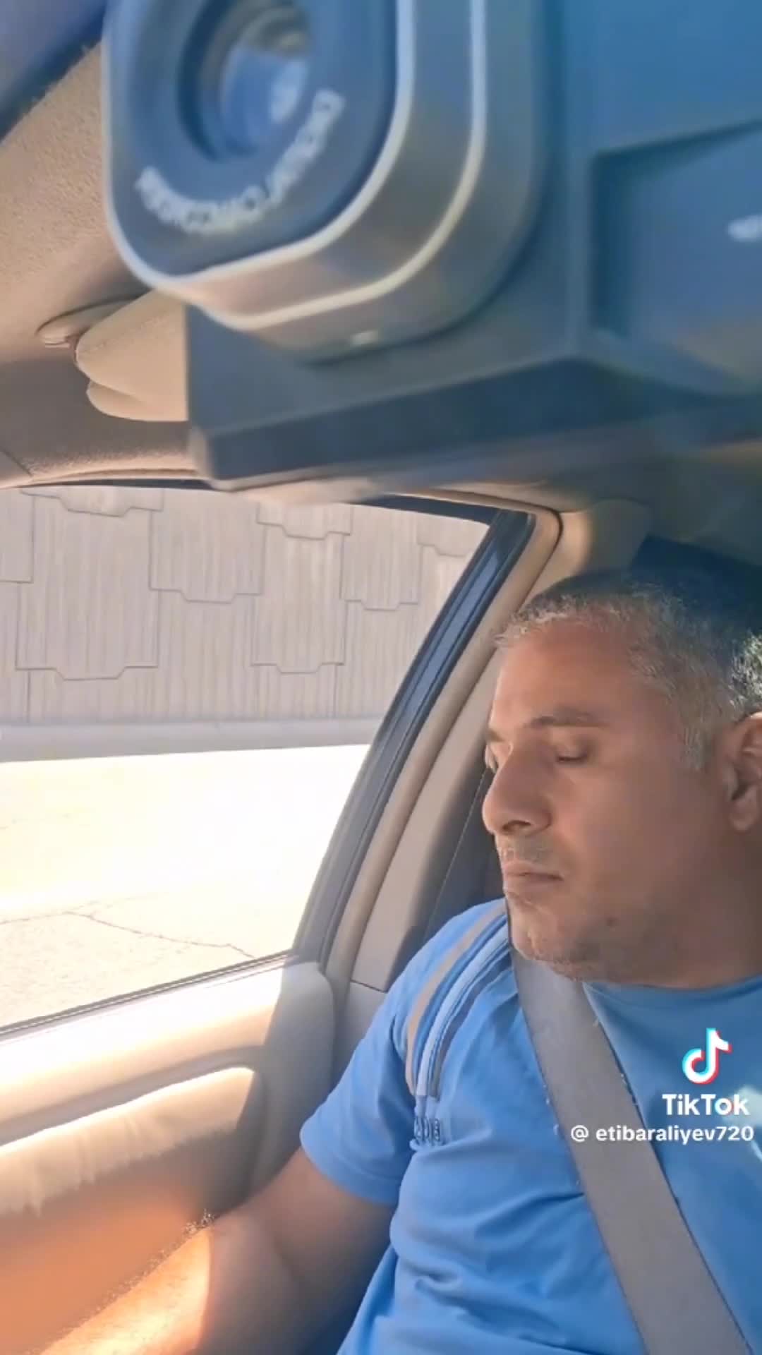 Sərnişin kəmər taxmadığı üçün polis saxladı