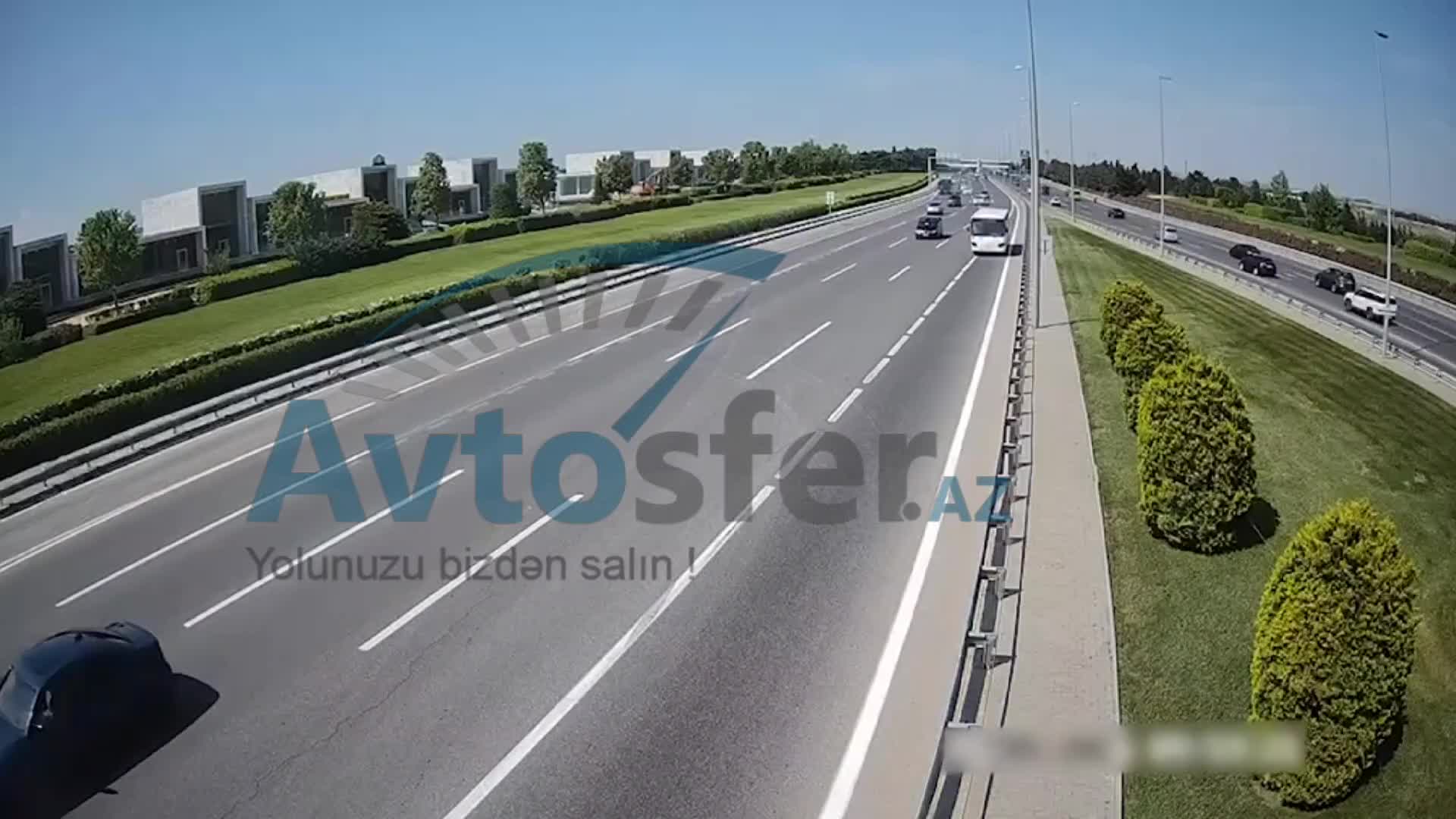 Fikri yoldan yayınan sürücü maşını avtobusa çırpdı
