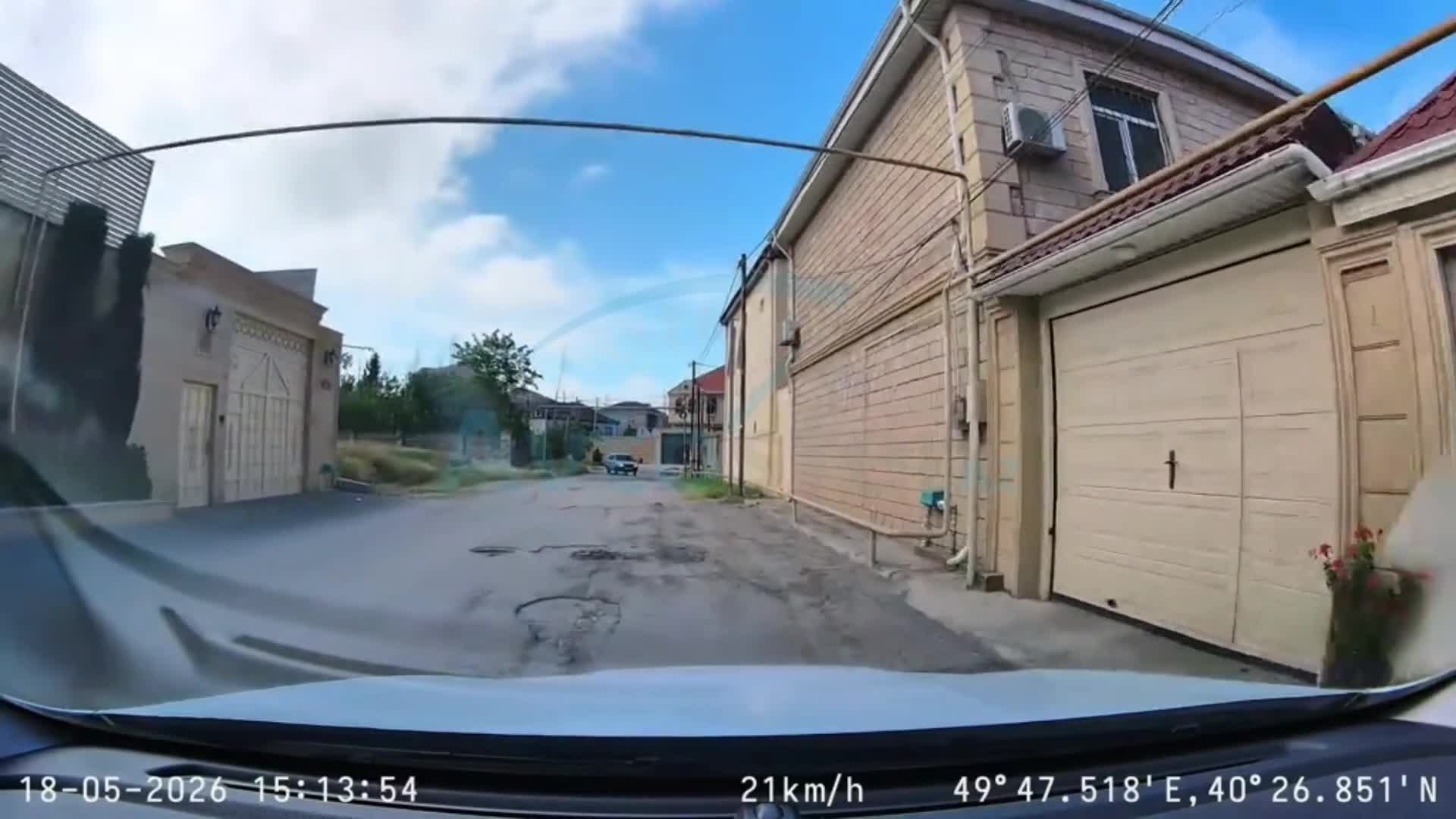 Təhlükəli ötmə edən sürücü zəncirvari qəza riski yaratdı