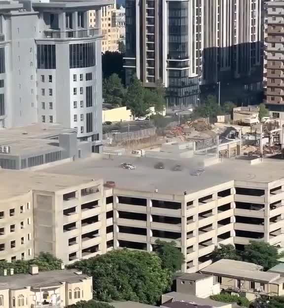 Bakıda maşınlar bina üzərində drift etdi
