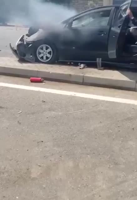 “Land Cruiser”lə toqquşan “Prius” alovlandı