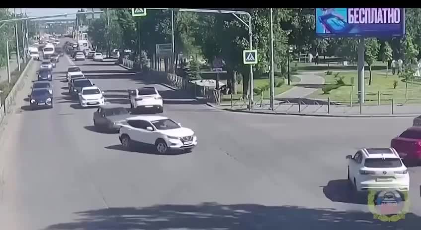8 yaşlı gənc sürücü "Mercedes"lə yolu keçən məktəblini vurdu
