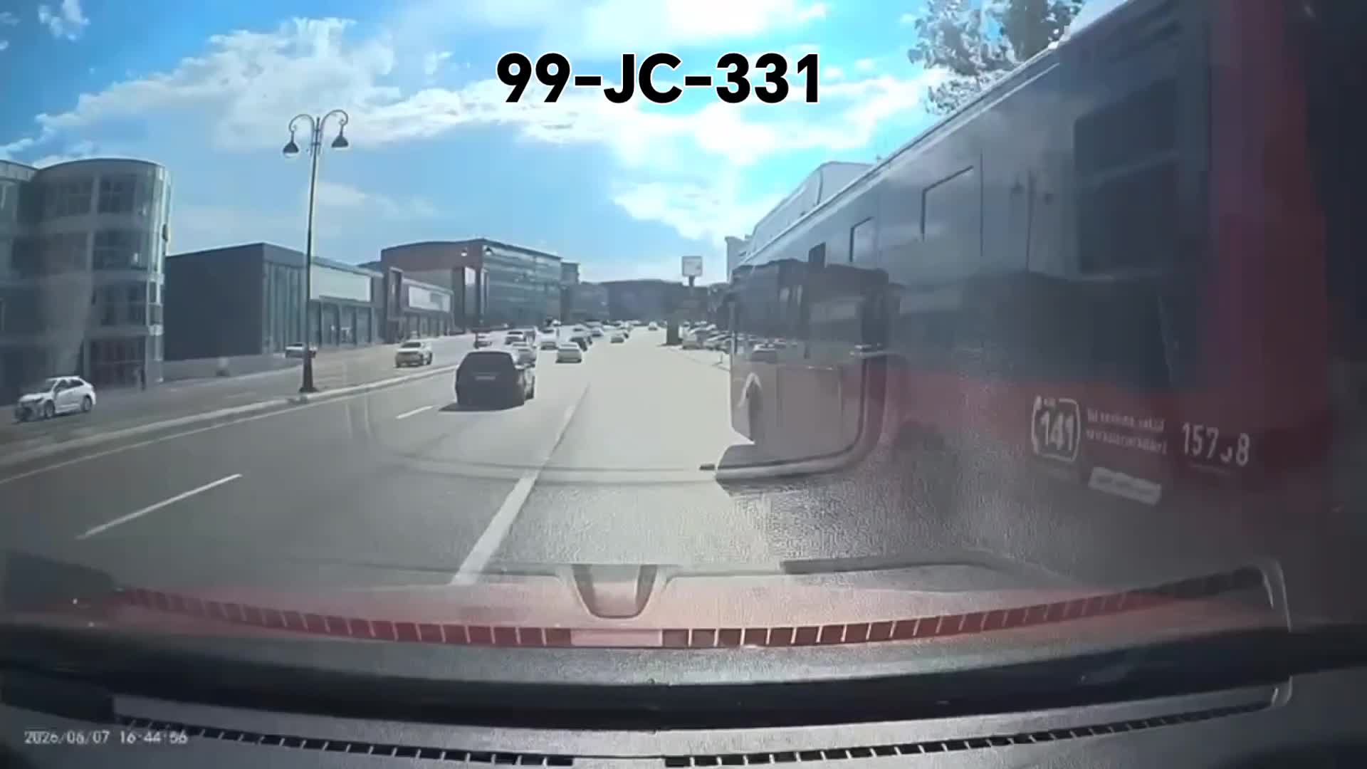 "BakuBus" sürücüsü avtomobili sıxışdırıb qəza şəraiti yaratdı