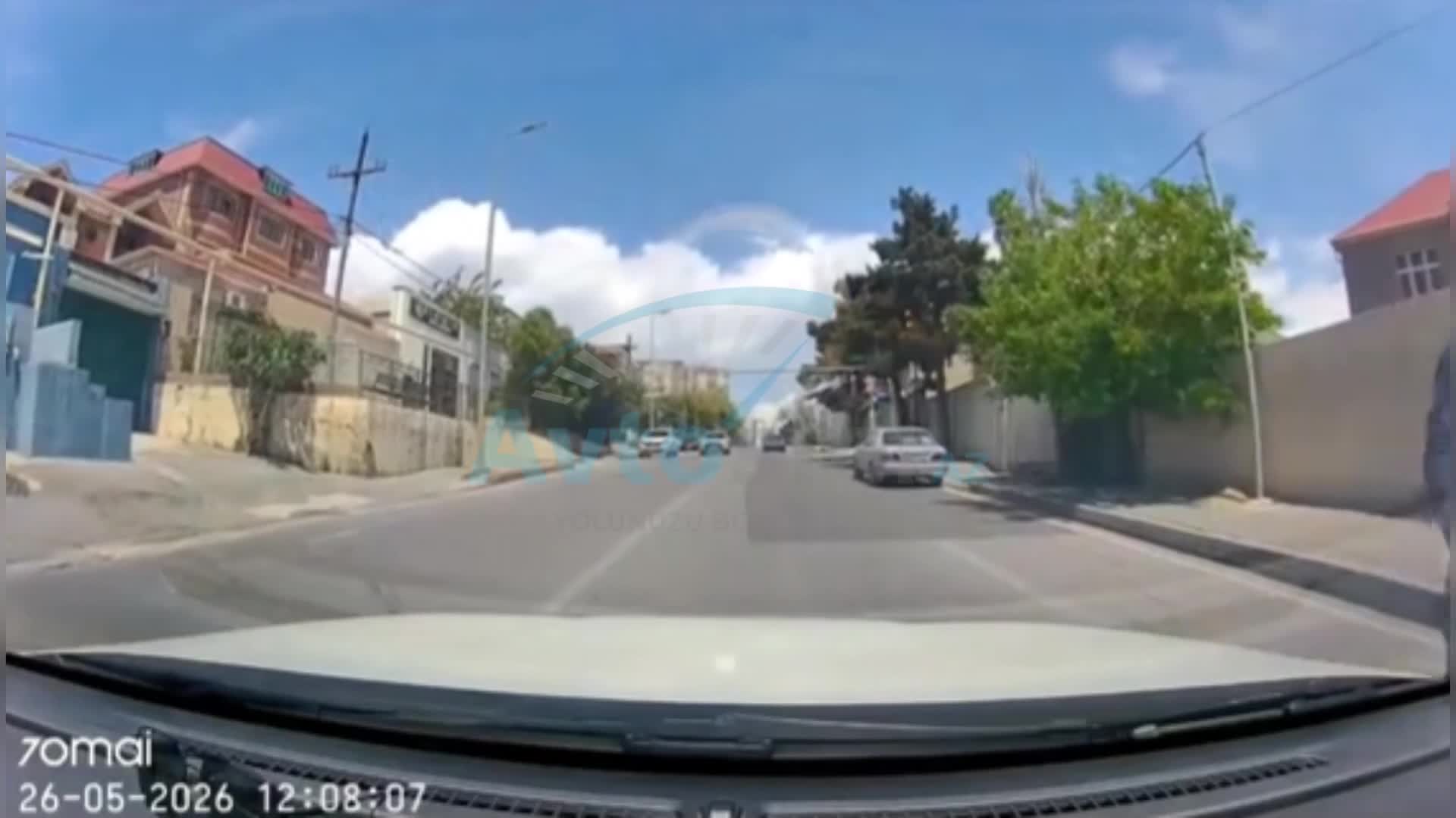 Maşın yolunu səkiyə çevirən piyada özünə haqq qazandırdı