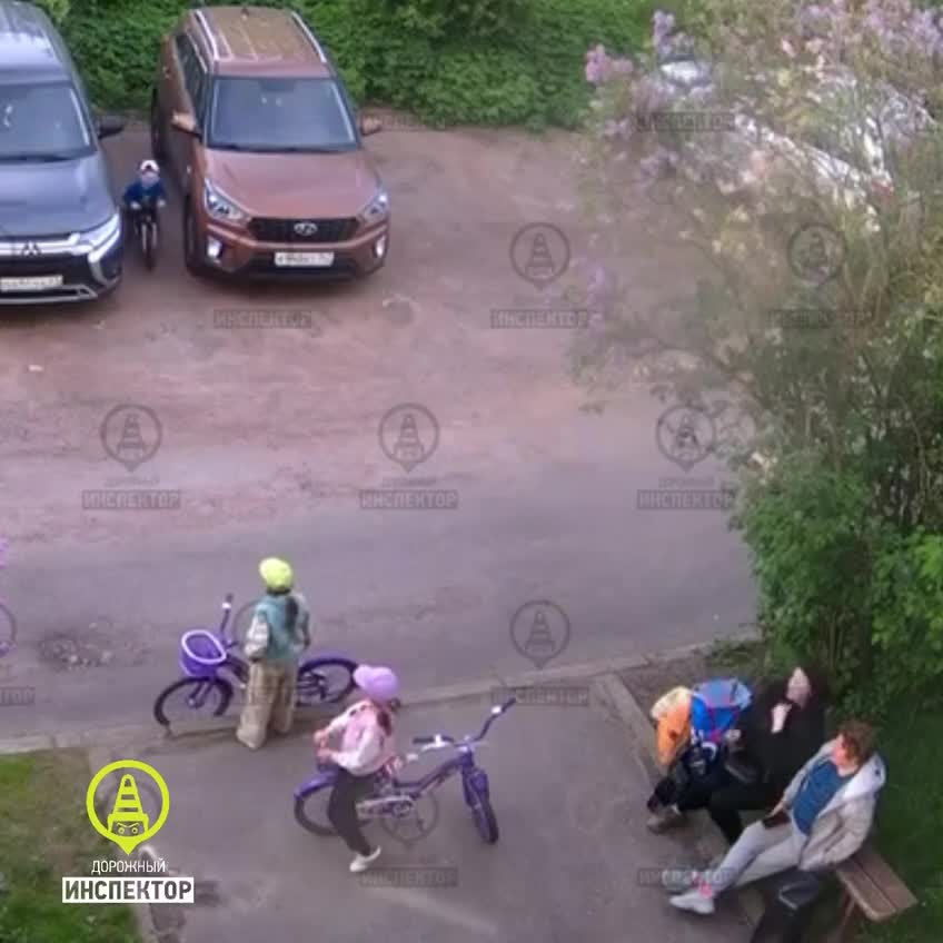 Qadın sürücü binanın girişində qəza törətdi
